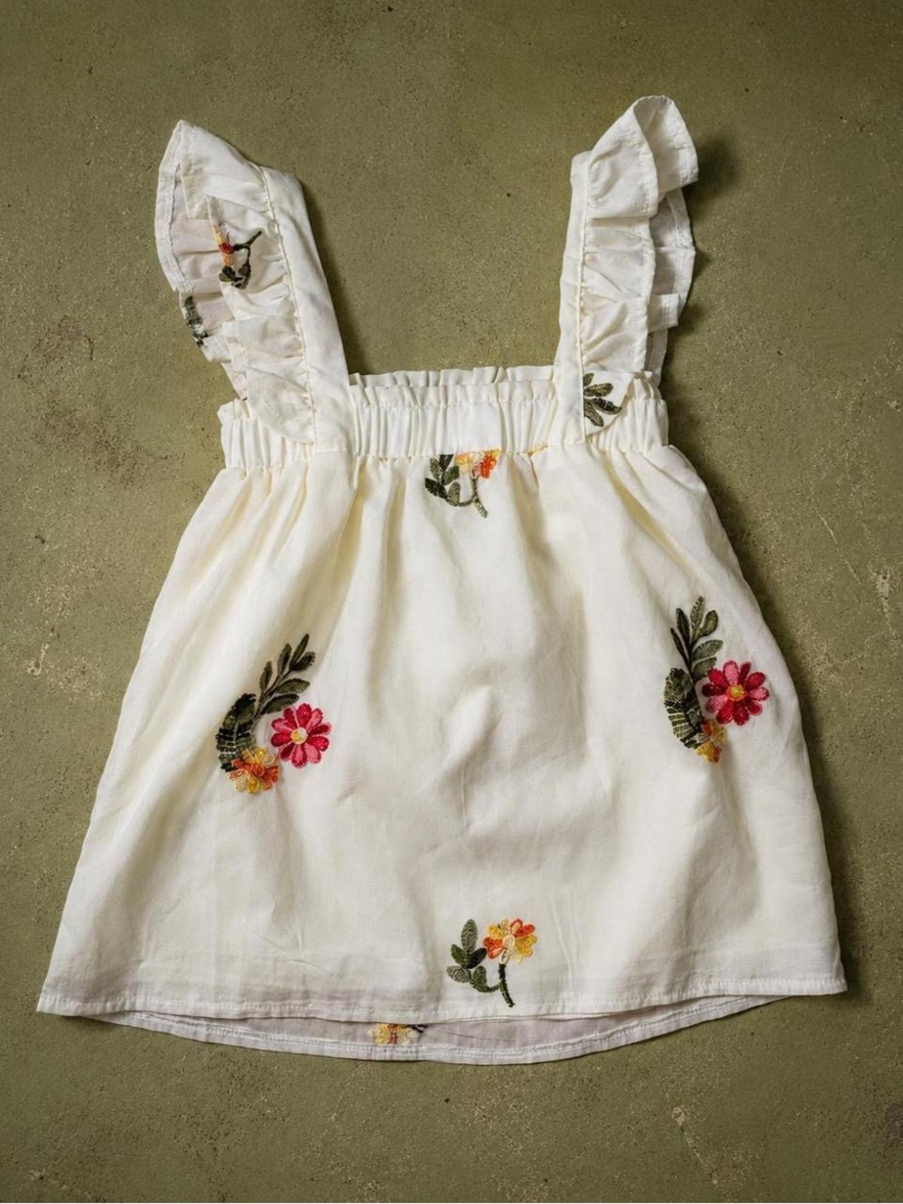 Embroidered floral ruffle tank 🌼🤍